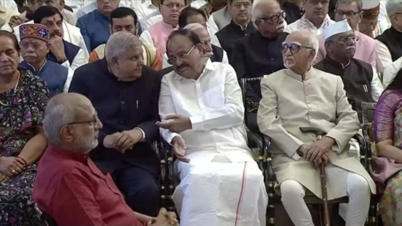 जगदीप धनखड़ की वापसी: उपराष्ट्रपति शपथ समारोह में दिखे, कांग्रेस ने उठाए सवाल