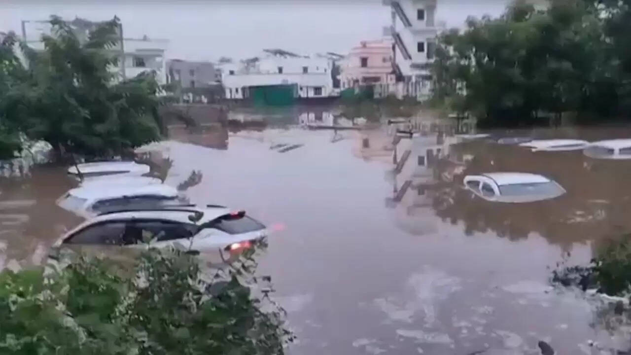 गुजरात में मूसलधार बारिश: हिम्मतनगर में जलभराव से जनजीवन प्रभावित