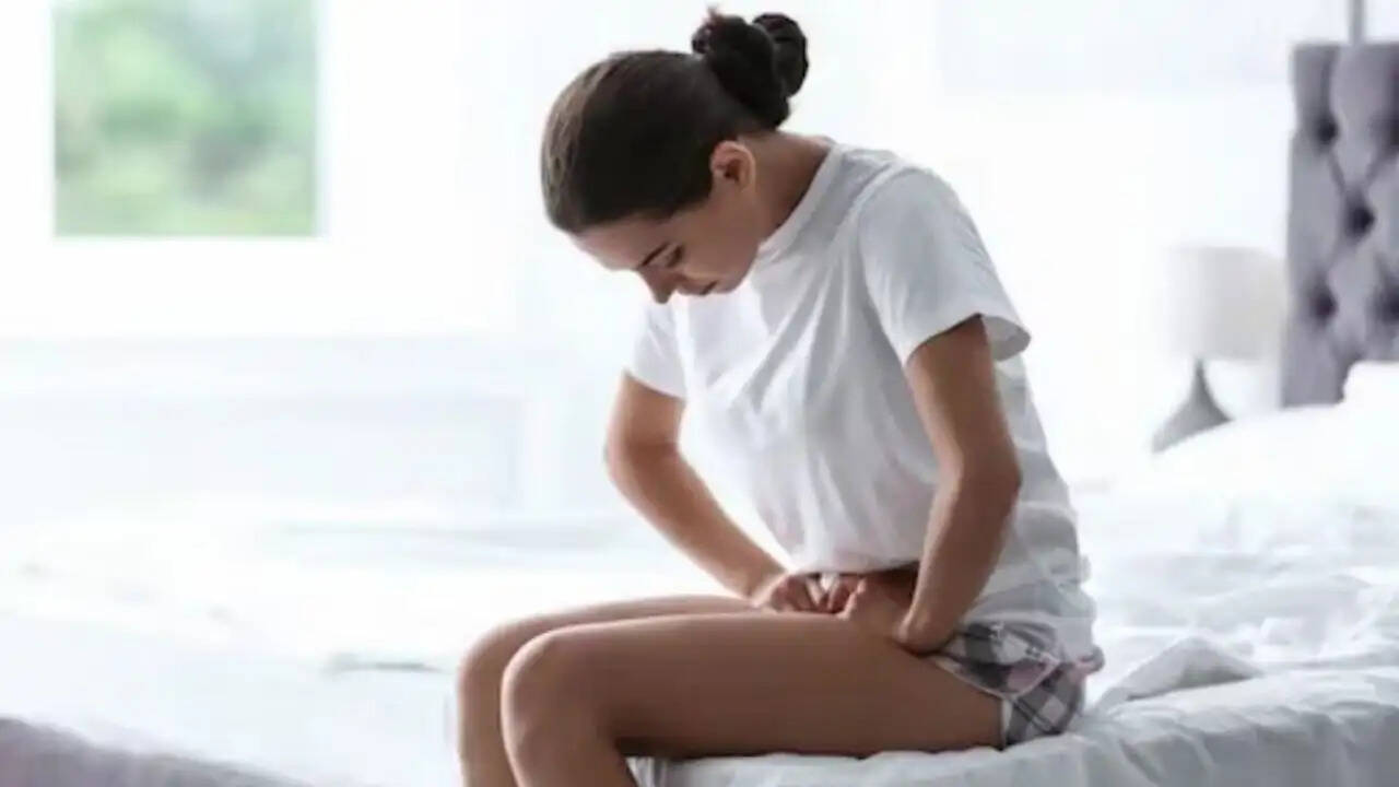 पीरियड्स के दौरान किन फलों से बचें और कौन से फायदेमंद हैं?