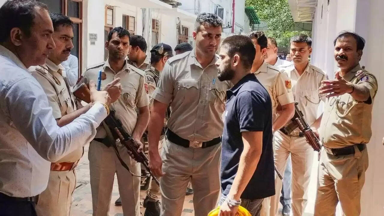 कनाडा के Surrey में लॉरेंस बिश्नोई गिरोह का नया हमला: रेस्टोरेंट मालिक पर गंभीर आरोप