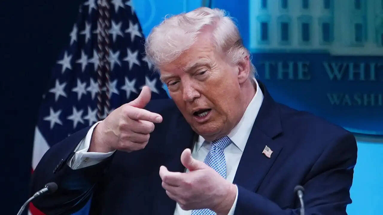 डोनाल्ड ट्रंप का ईरान पर कड़ा बयान: सूअर की तरह छटपटा रहा है ईरान