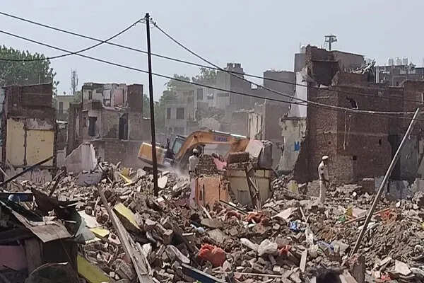 दिल्ली में अवैध निर्माणों पर डीडीए का बुलडोजर एक्शन, आम आदमी पार्टी का विरोध