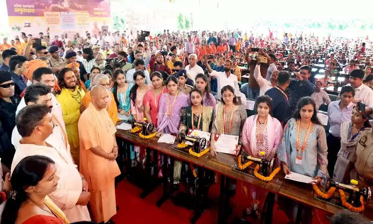 मुख्यमंत्री योगी आदित्यनाथ ने वाराणसी में छात्र-छात्राओं को वितरित किए लैपटॉप और सिलाई मशीन