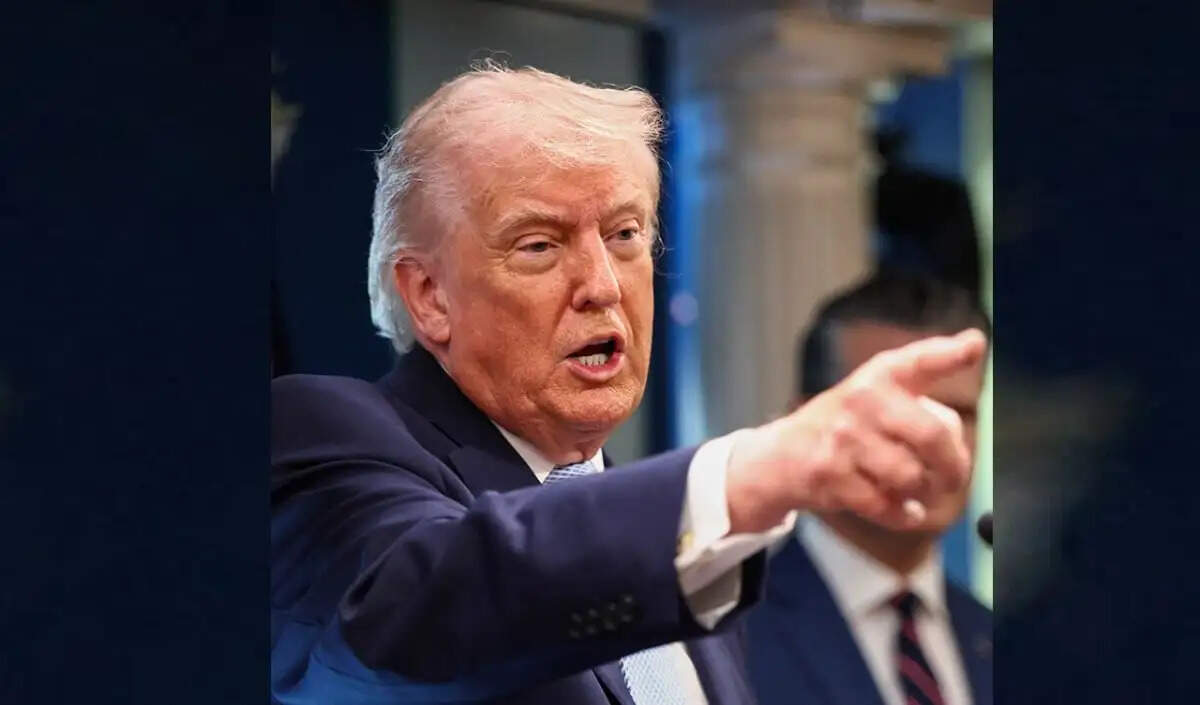 ईरान के साथ संघर्ष में ट्रम्प की नई चेतावनी: सैन्य हथियारों पर 50% टैरिफ