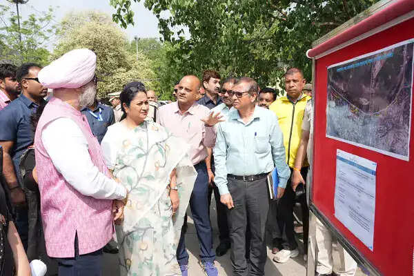 दिल्ली में यमुना सफाई के लिए उपराज्यपाल और मुख्यमंत्री का निरीक्षण