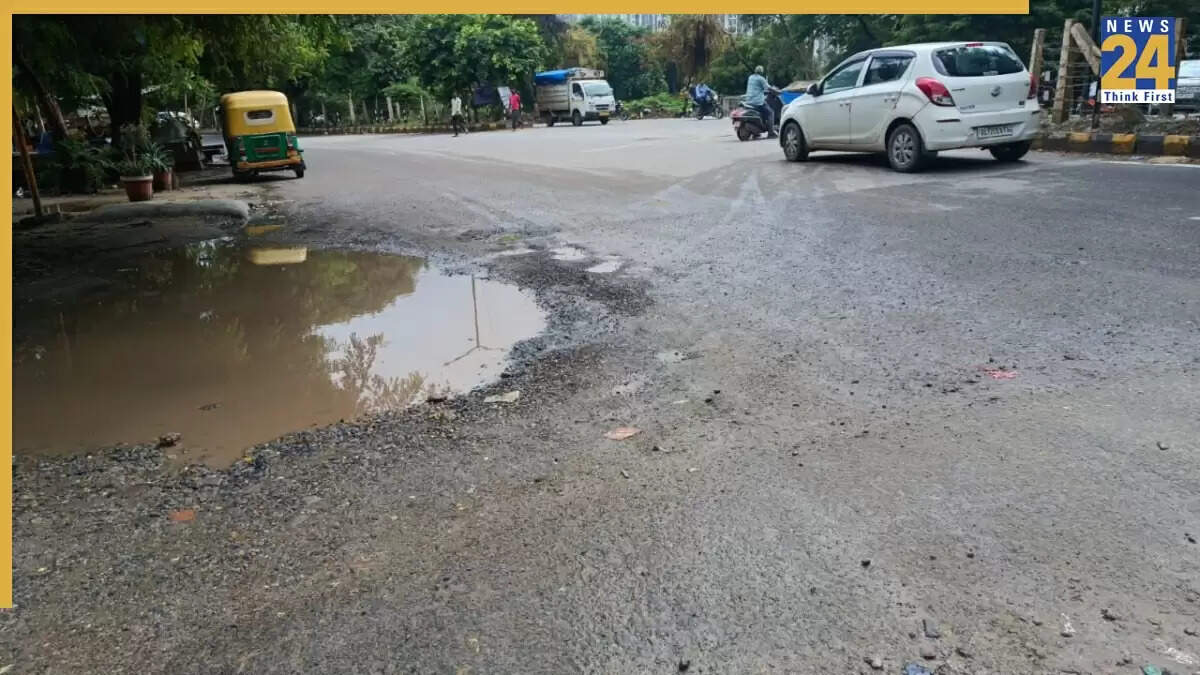 ग्रेटर नोएडा में बारिश से टूटी सड़क, निवासियों ने उठाए सवाल