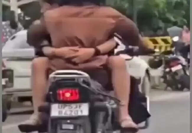 गोरखपुर में बाइक पर रोमांस करते कपल का वीडियो वायरल, पुलिस ने शुरू की कार्रवाई