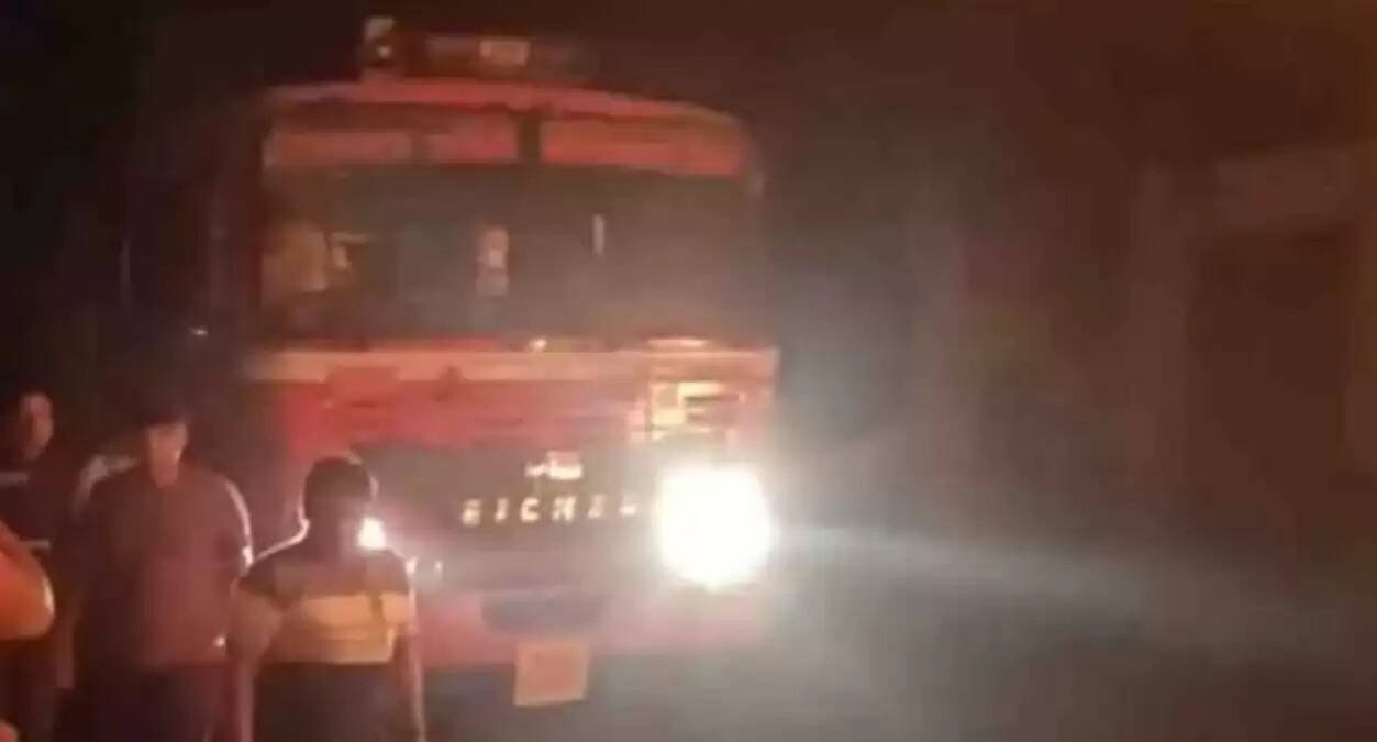 गाजियाबाद में कपड़ों की दुकानों में भीषण आग, लाखों का नुकसान