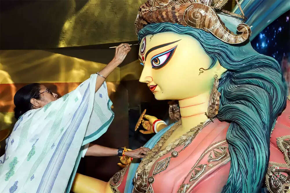 पश्चिम बंगाल में दुर्गापूजा की थीम और विधानसभा चुनाव का प्रभाव