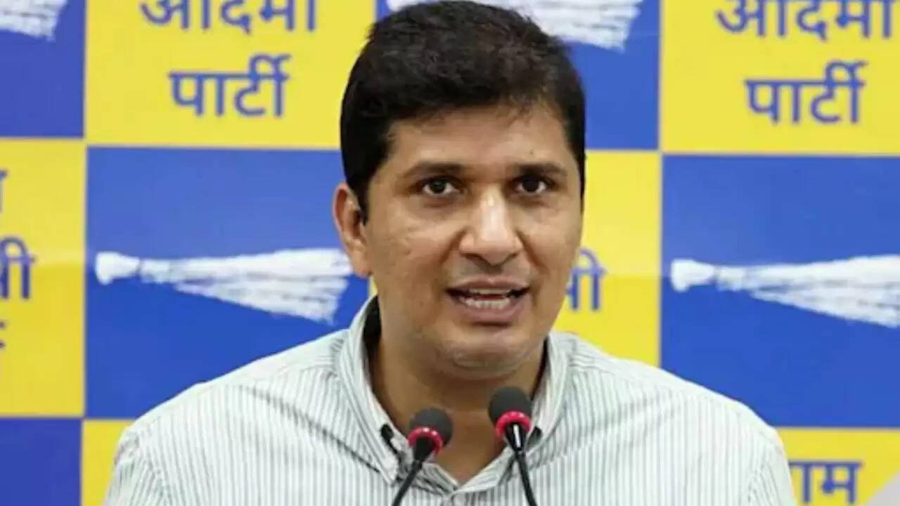 दिल्ली में पुरानी गाड़ियों पर प्रतिबंध: बीजेपी की नीति पर उठे सवाल