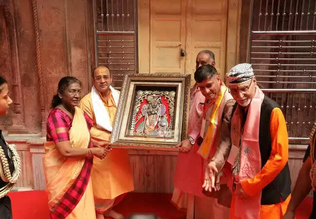 राष्ट्रपति द्रौपदी मुर्मू ने वृंदावन में की पूजा-अर्चना और कला प्रदर्शनी में दी पुरस्कार