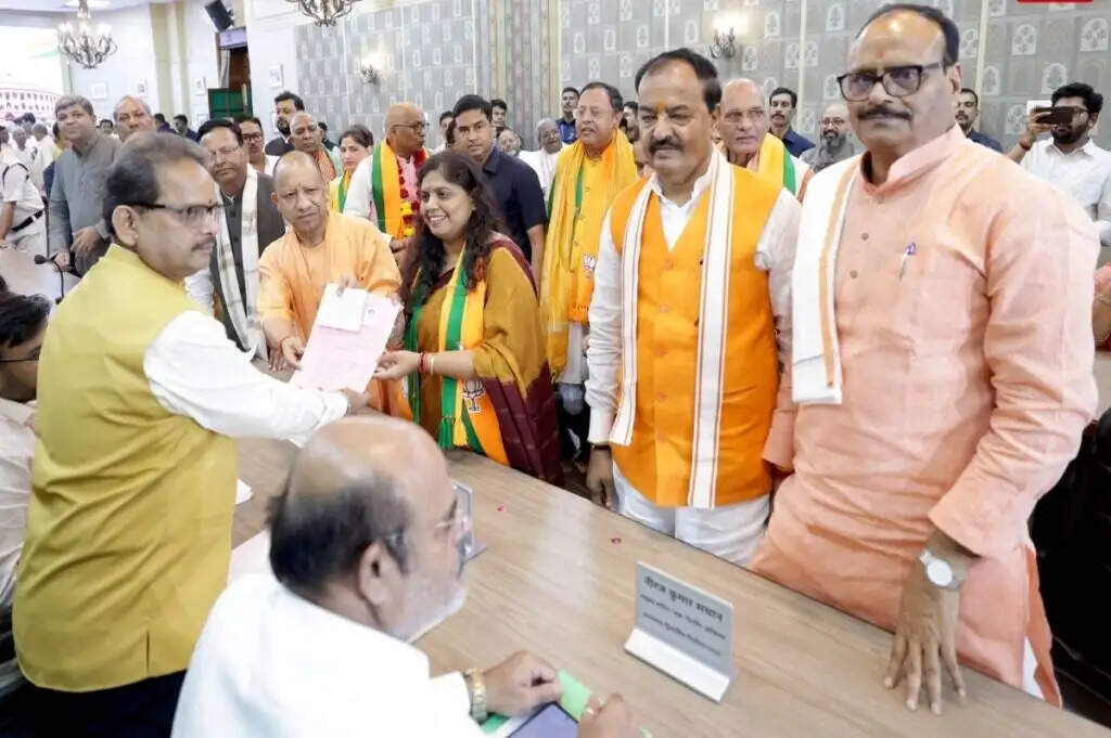 उत्तर प्रदेश में राज्यसभा चुनाव के लिए भाजपा के 8 प्रत्याशियों ने नामांकन दाखिल किया