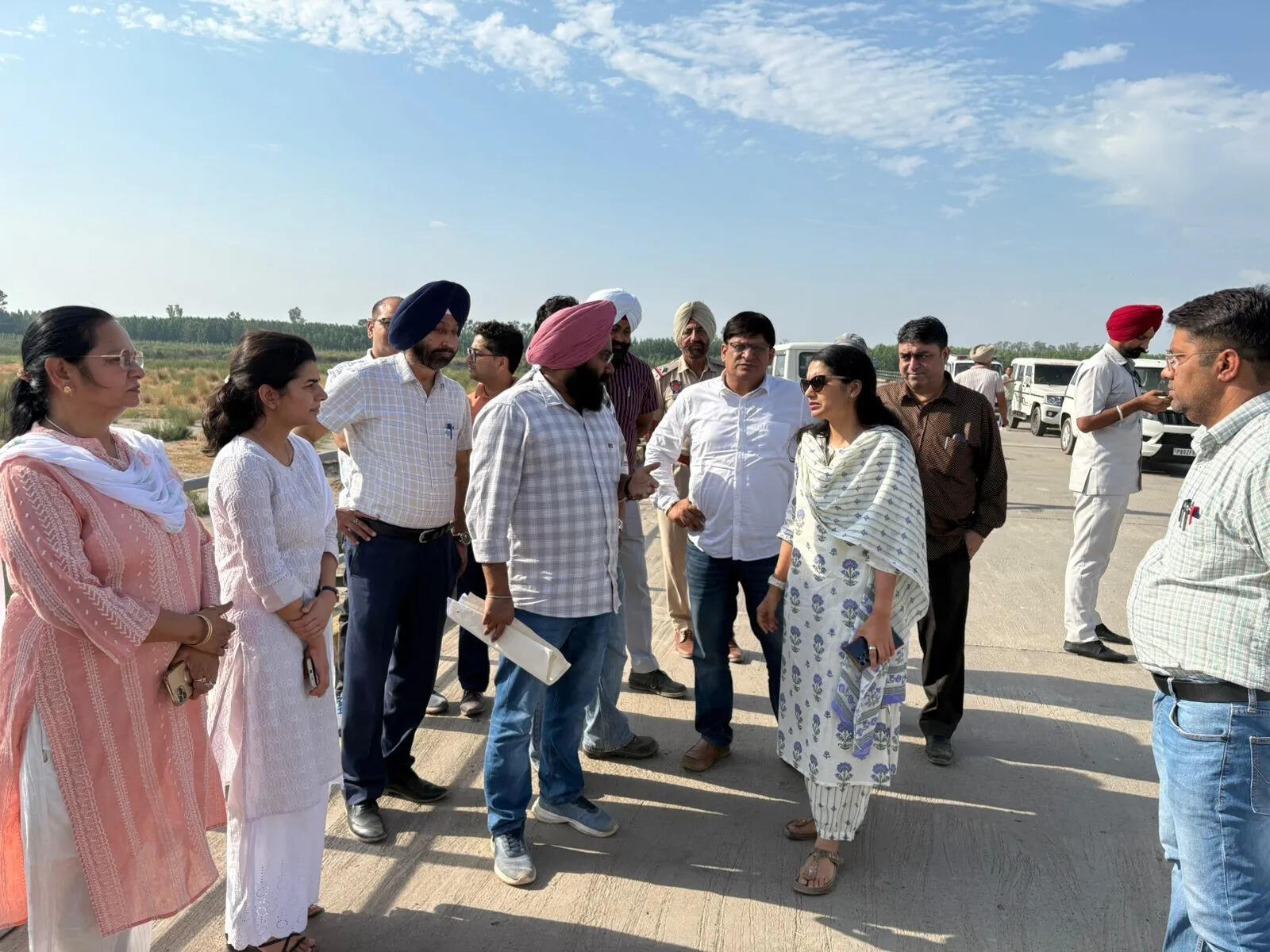 बाढ़ प्रबंधन के लिए उपायुक्त ने किया रावी नदी का निरीक्षण