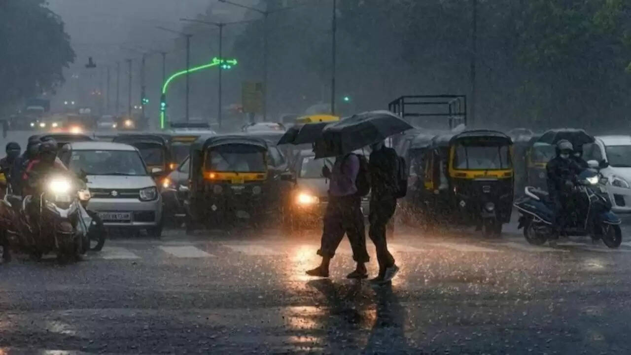भारत में मौसम का हाल: 12 राज्यों में भारी बारिश की चेतावनी