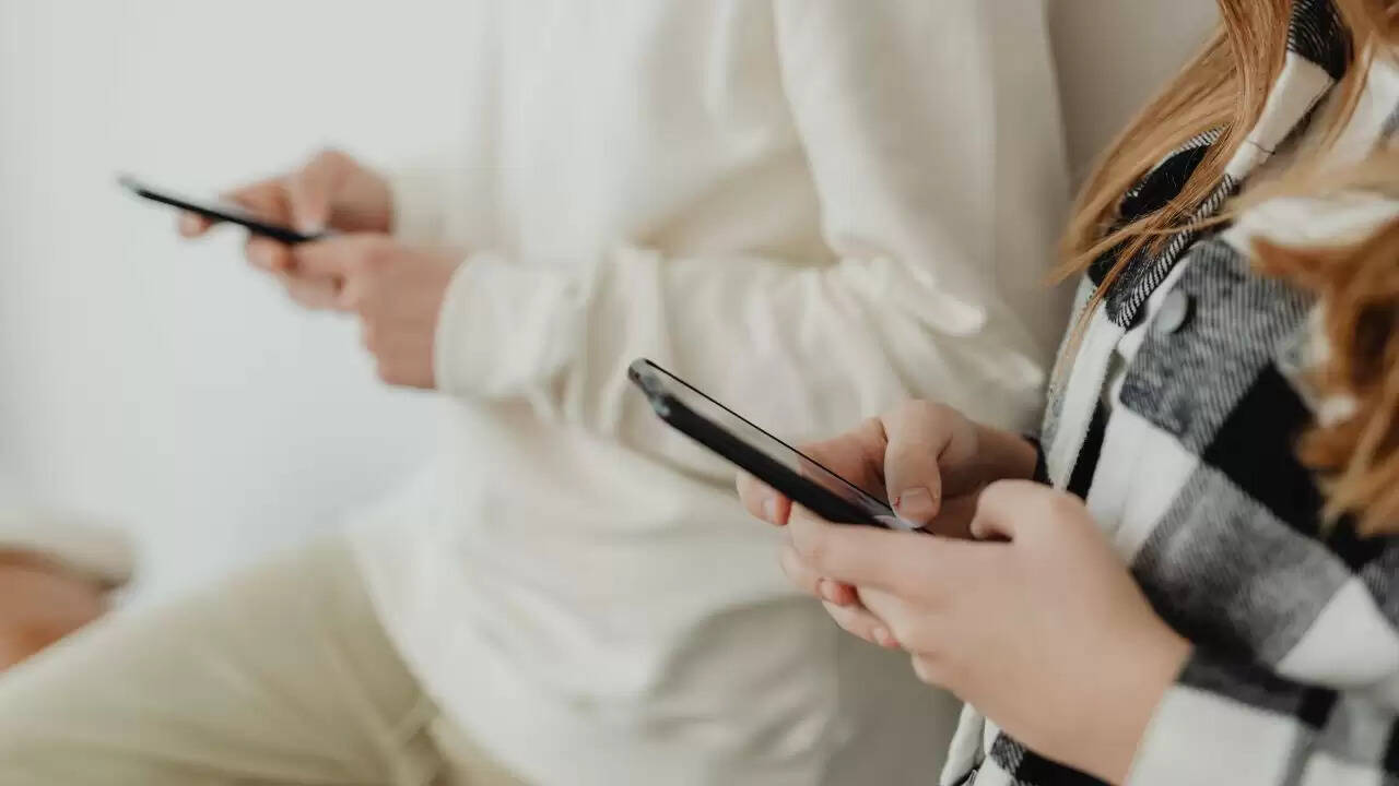 आईआईटी दिल्ली के शोध में स्मार्टफोन की जासूसी तकनीक का खुलासा