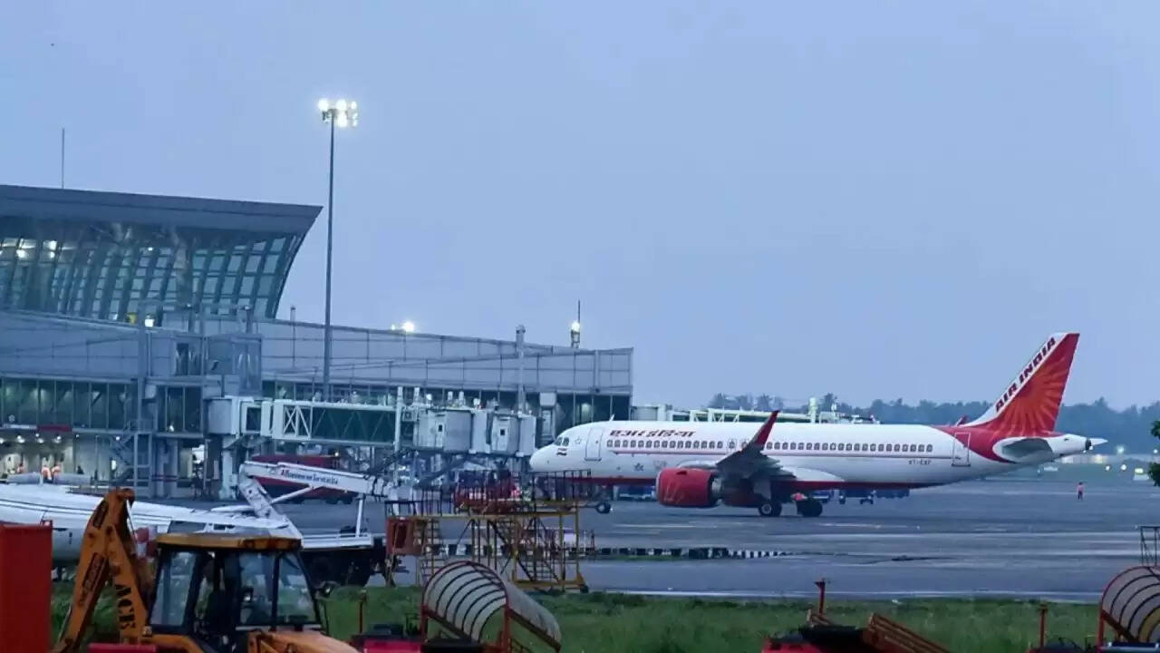 कोलकाता एयरपोर्ट पर मस्जिद की स्थिति से उड़ान सुरक्षा पर खतरा