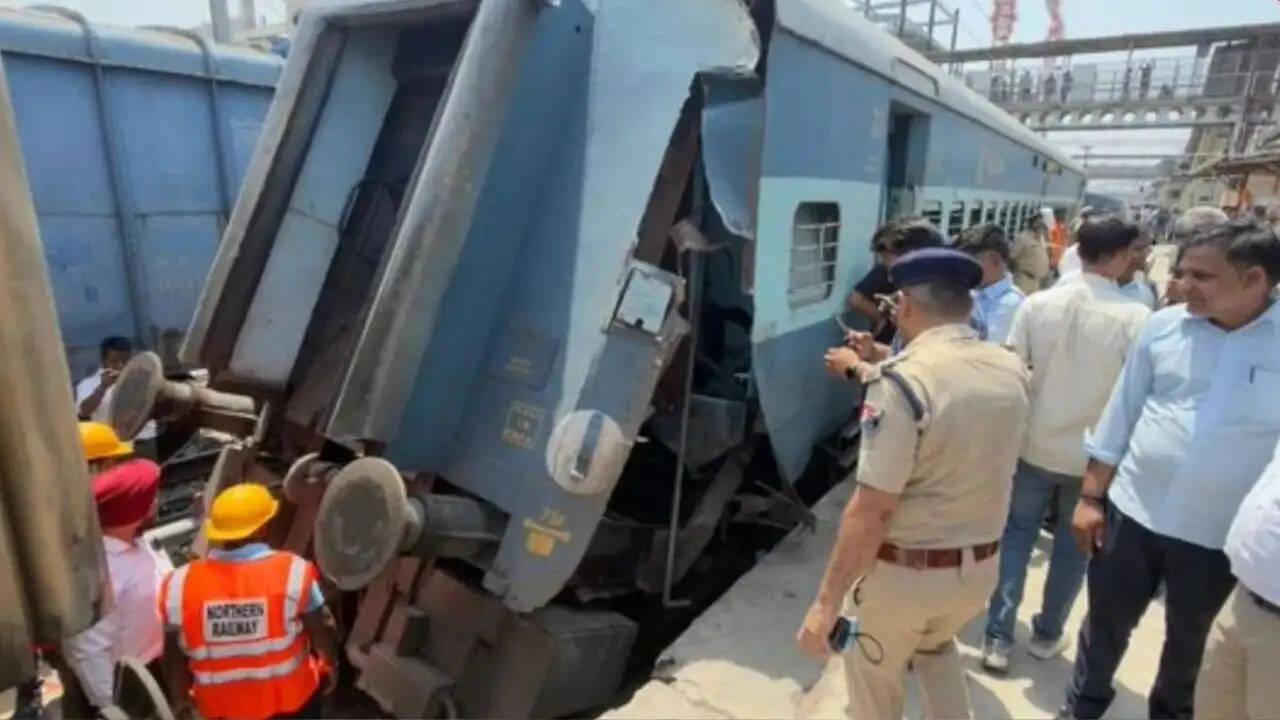 लुधियाना रेलवे स्टेशन पर ट्रेन में तकनीकी खराबी, यात्रियों में हड़कंप