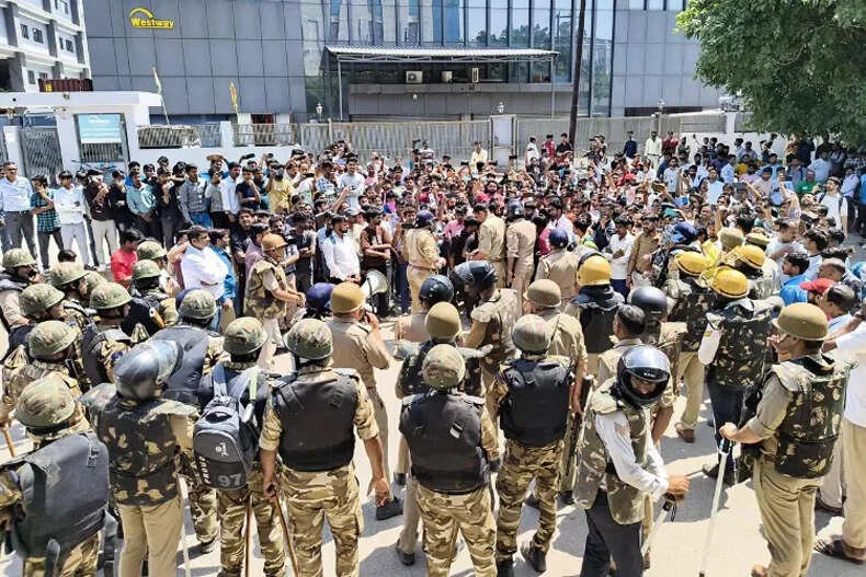 नोएडा में मजदूरों का प्रदर्शन जारी, पुलिस की तैनाती