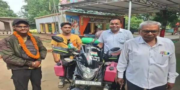 (संशोधित)बाइक से 25 हजार किलोमीटर का भ्रमण, 26 राज्यों की यात्रा कर रामानुजगंज पहुंचे दिल्ली के पंकज