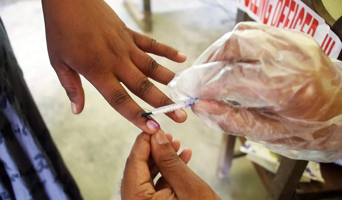 हांगकांग में आम चुनाव: मतदान दर में गिरावट और लोकतंत्र समर्थक विपक्ष का प्रभाव