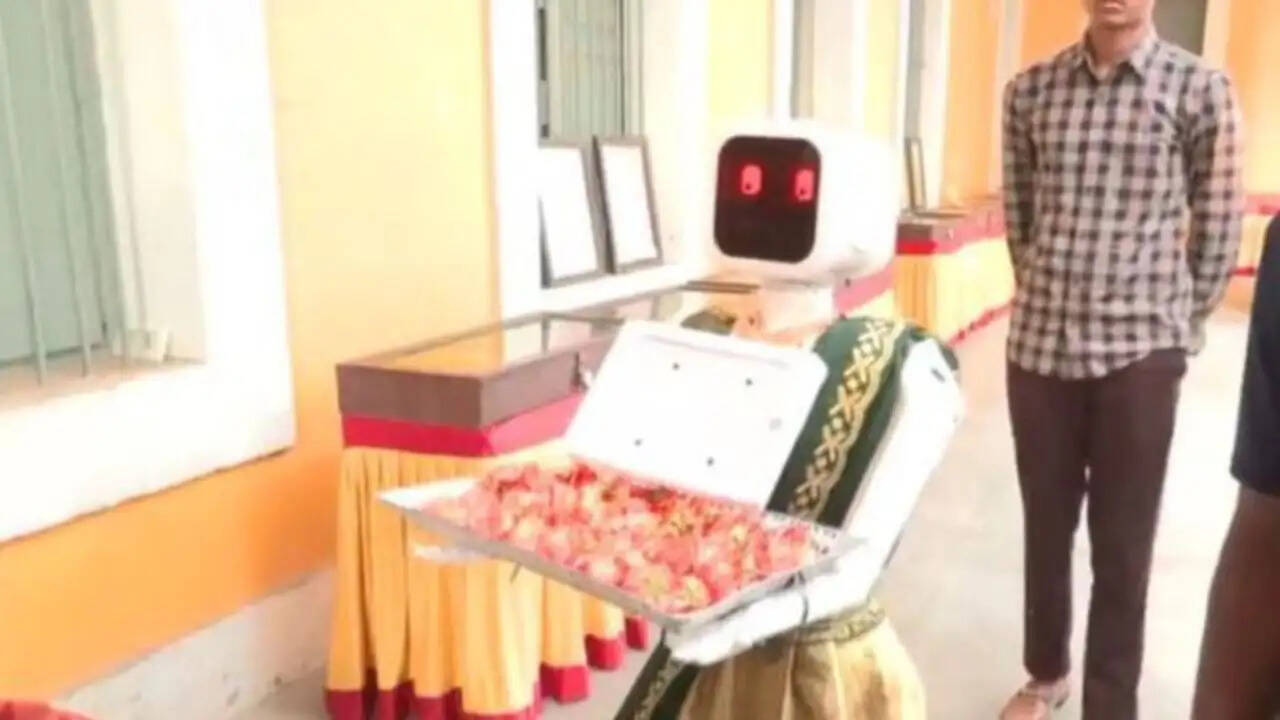 पुडुचेरी चुनाव में 'नीला' रोबोट ने किया मतदान केंद्र पर स्वागत, जानें इसकी खासियतें