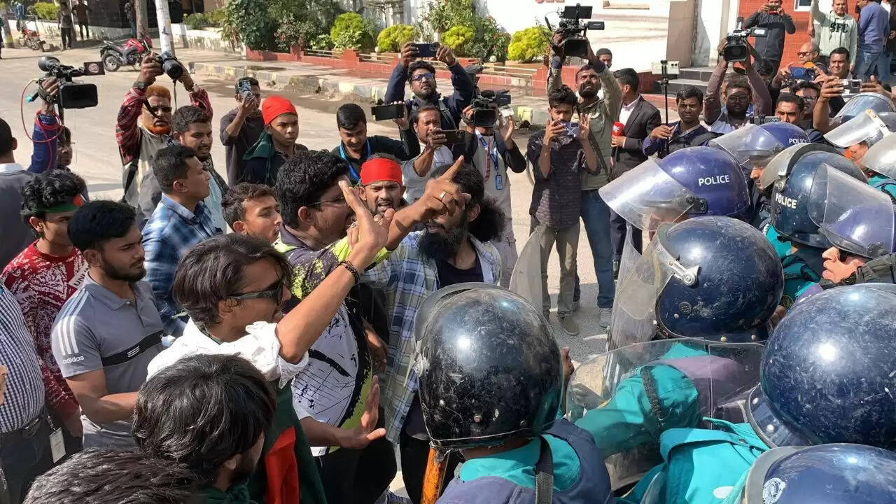 बांग्लादेश में भारतीय मिशनों के बाहर तनाव बढ़ा, प्रदर्शन जारी