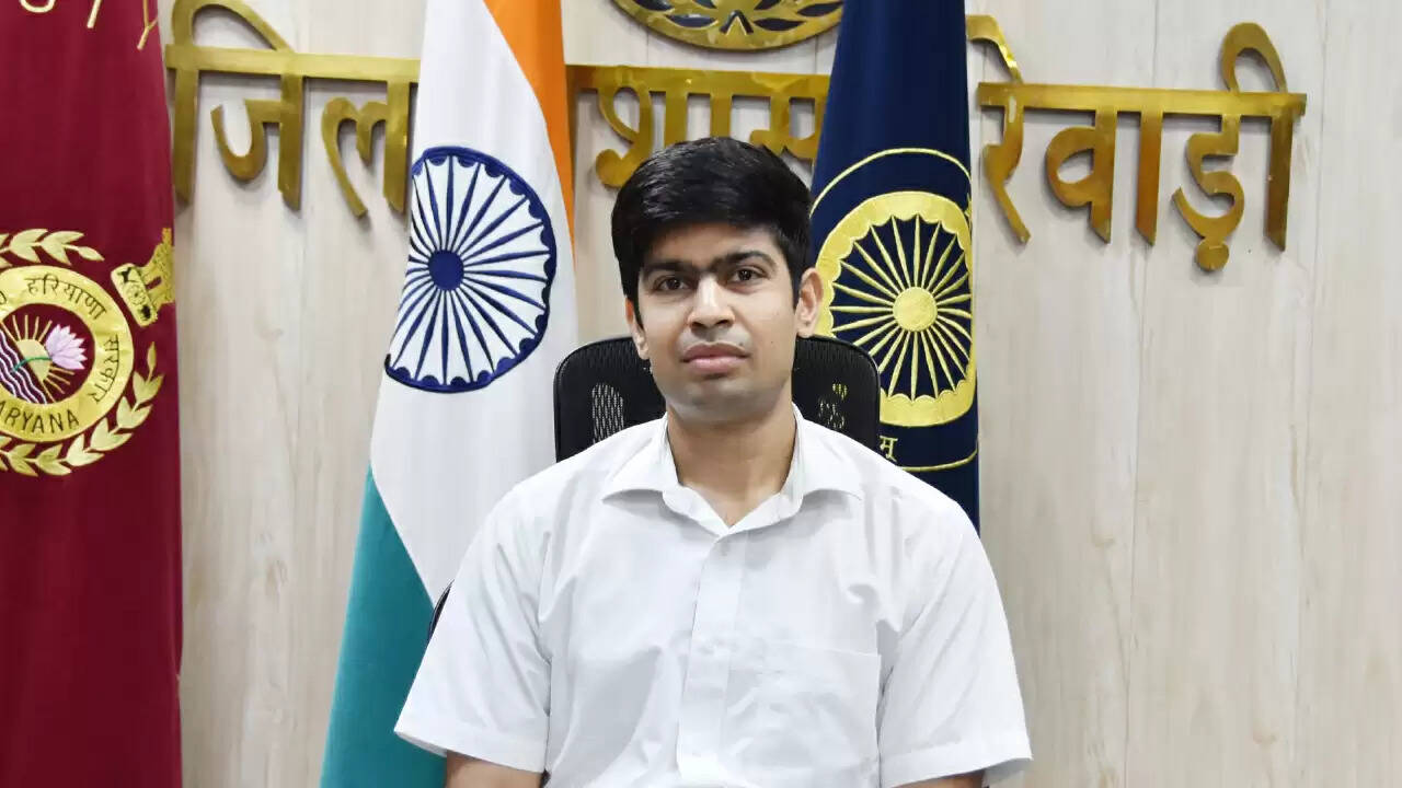 रेवाड़ी में स्वच्छता अभियान: पार्कों और चौक-चौराहों का सौंदर्यीकरण