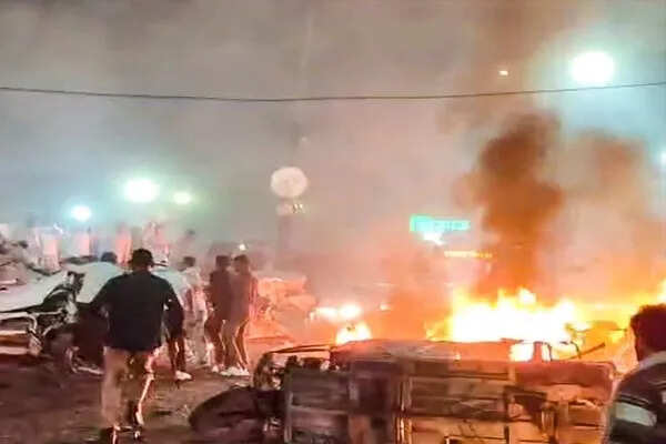 दिल्ली में लाल किले के पास भीषण कार विस्फोट, 8 की मौत