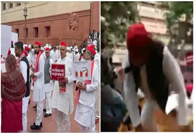 विपक्षी सांसदों का चुनाव आयोग के खिलाफ विरोध मार्च, अखिलेश यादव ने बैरिकेड कूदकर किया प्रदर्शन