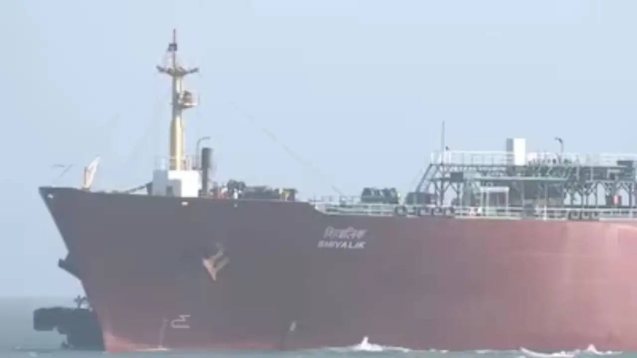 भारत की ऊर्जा आपूर्ति पर युद्ध का प्रभाव: होर्मुज में फंसे जहाज