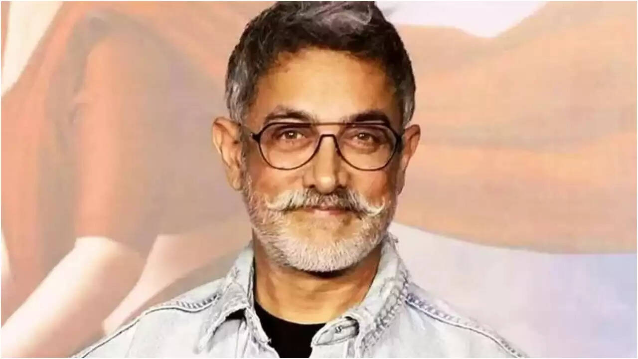 आमिर खान के घर पर 25 आईपीएस अधिकारियों की उपस्थिति से मची हलचल