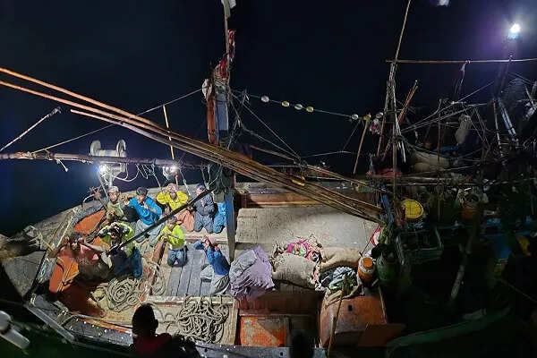 भारतीय जलक्षेत्र में पाकिस्तानी नाव की गिरफ्तारी: कोस्ट गार्ड की बड़ी कार्रवाई