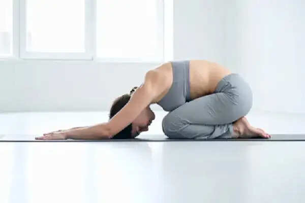 शशांकासन: तनाव और चिंता से राहत पाने का सरल उपाय