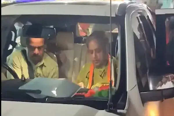 केरल में शशि थरूर के काफिले पर हमला: गनमैन की पिटाई से फैला तनाव