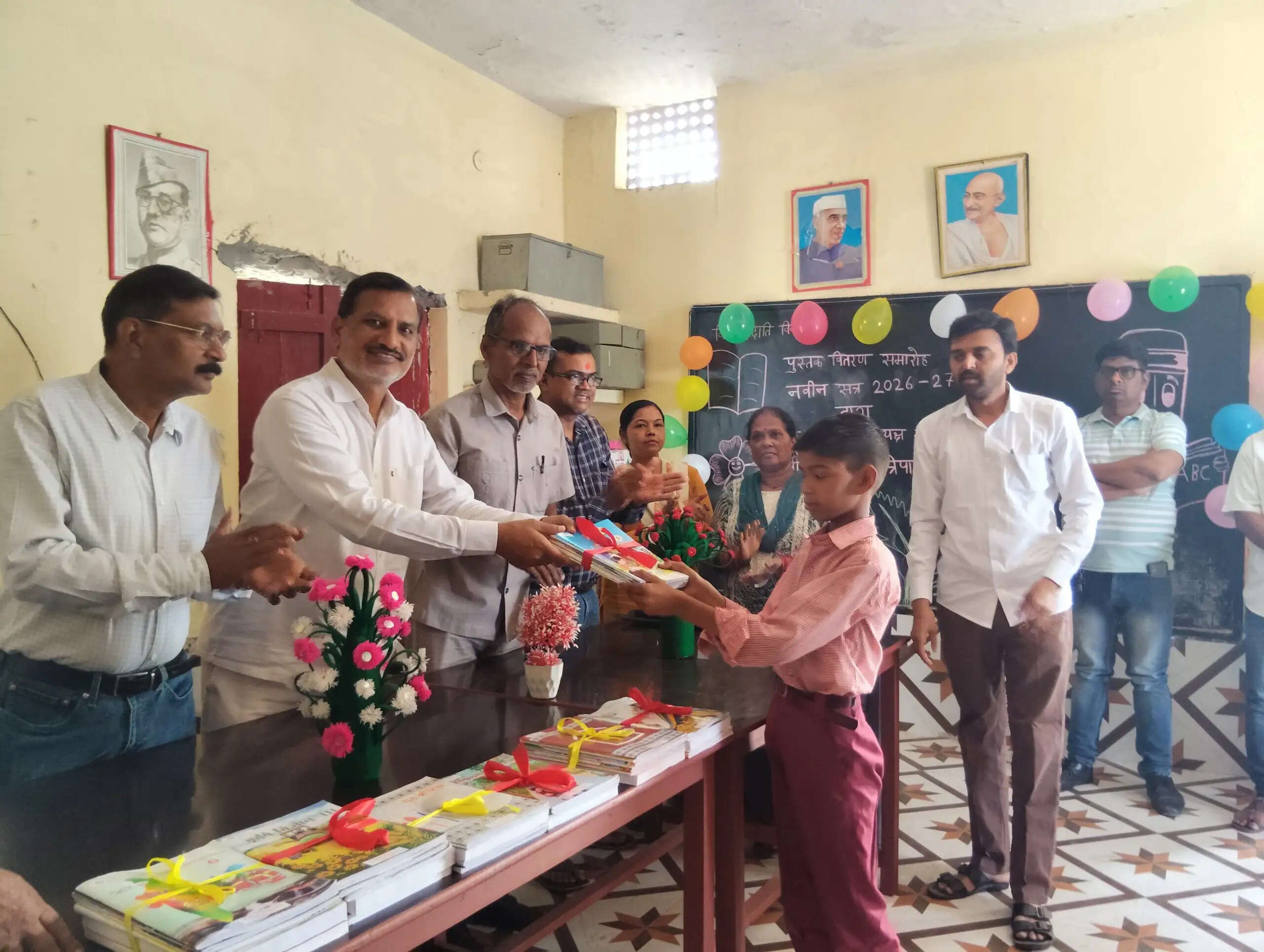 नौतनवा में शैक्षिक सत्र का शुभारंभ, बच्चों को वितरित की गई पुस्तकें