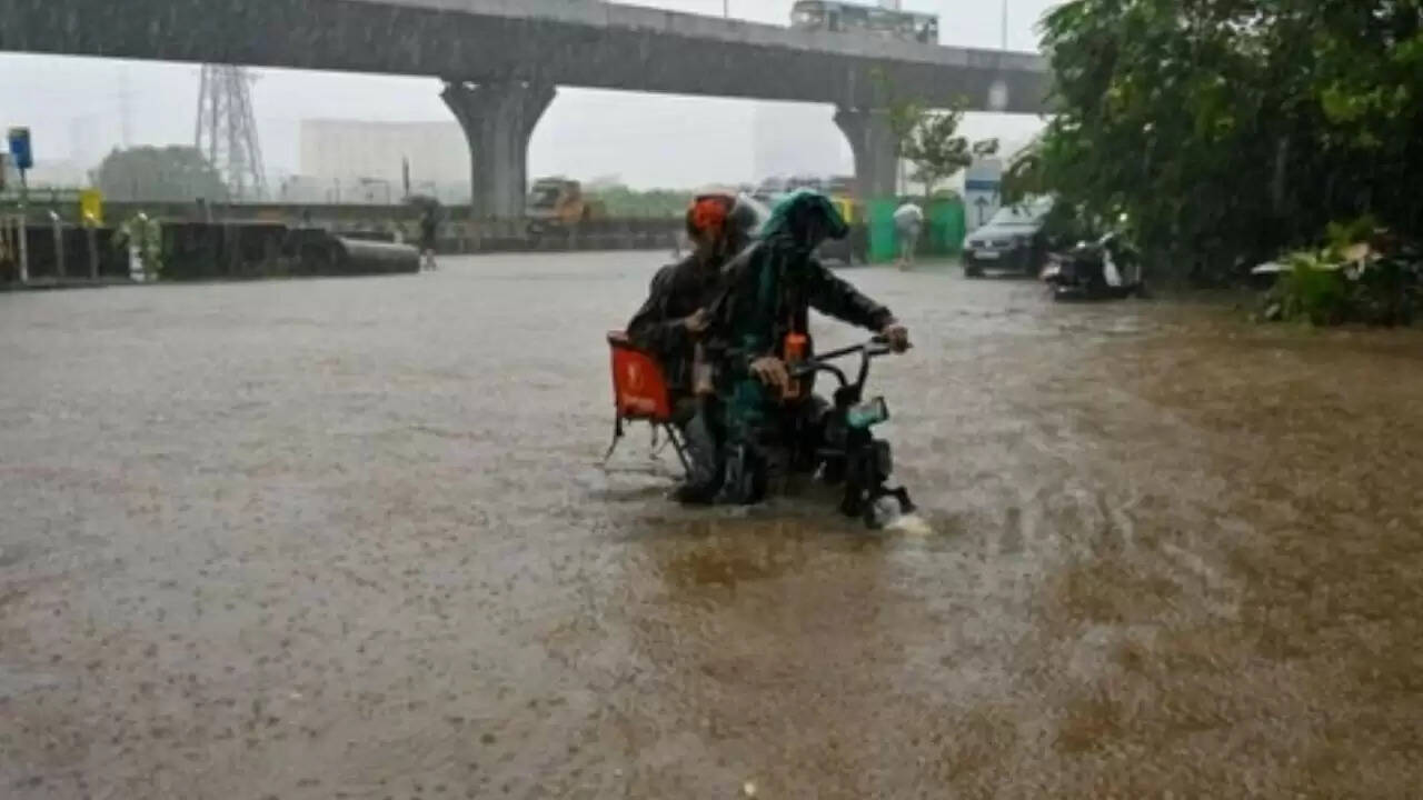 मुंबई में मूसलधार बारिश: स्कूल-कॉलेज बंद, नागरिकों से घर में रहने की सलाह