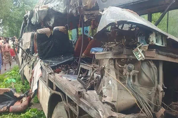 देवघर में कांवड़ियों की बस और ट्रक की टक्कर, 18 की मौत