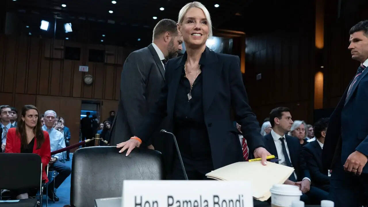 डोनाल्ड ट्रंप ने अटॉर्नी जनरल पाम बॉन्डी को हटाया, टॉड ब्लैंच को नियुक्त किया