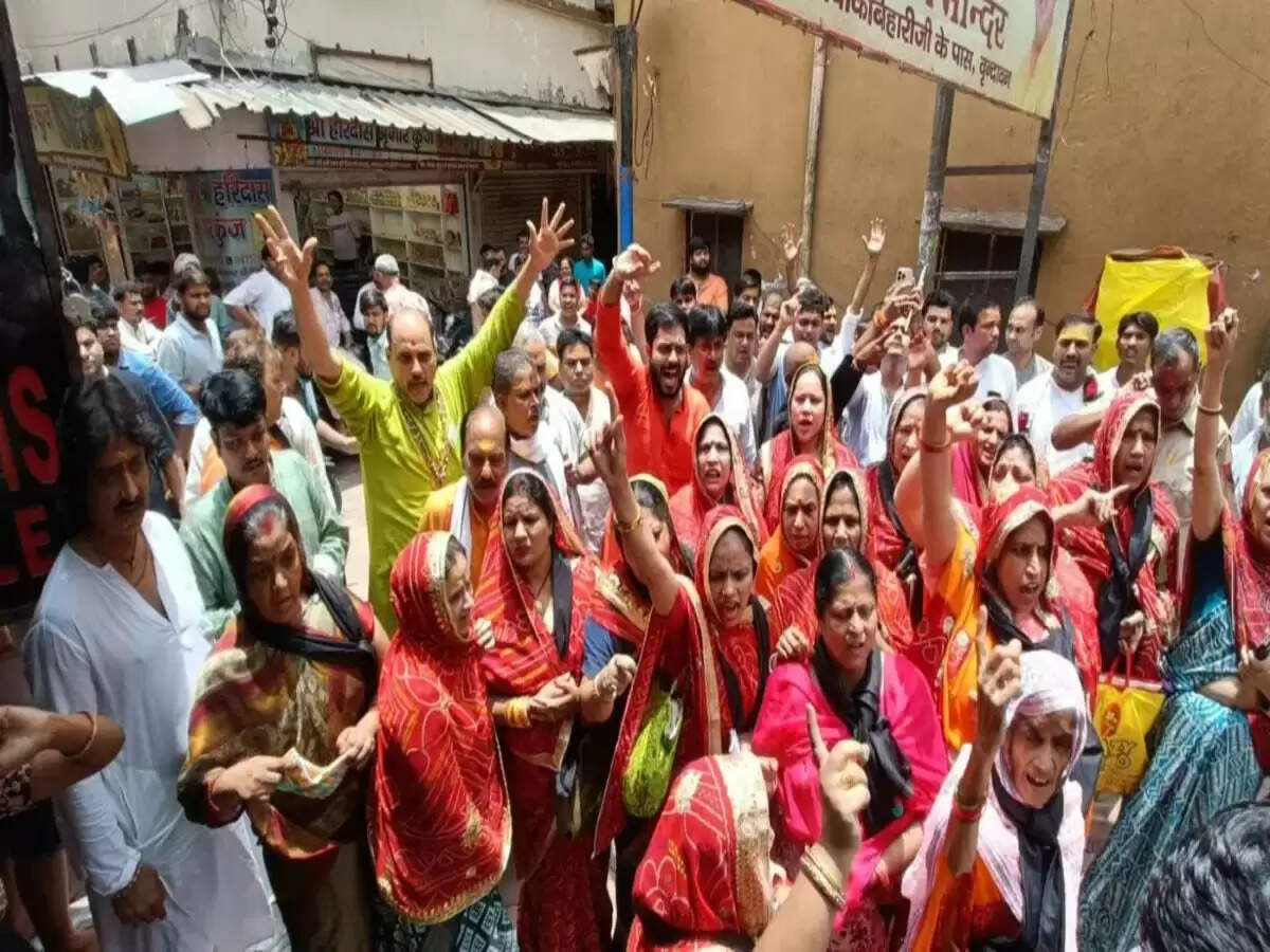 मथुरा में ऊर्जा मंत्री ए.के. शर्मा का विरोध, मंदिर में तनावपूर्ण माहौल