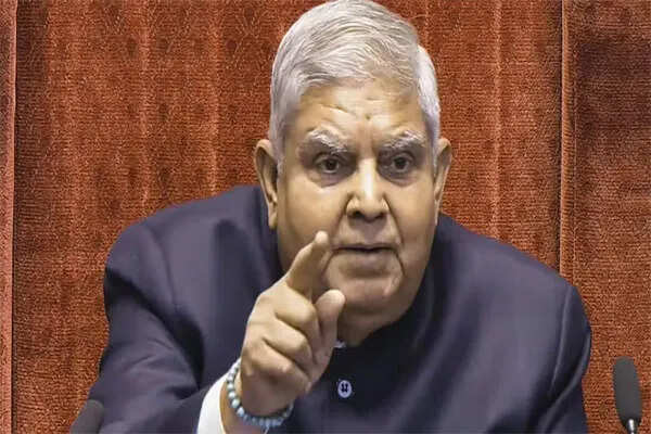 उपराष्ट्रपति जगदीप धनखड़ का अचानक इस्तीफा, राजनीति में हलचल