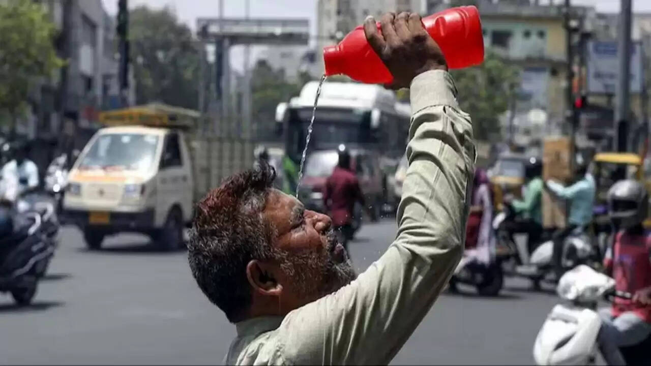 दिल्ली में गर्मी का कहर: तापमान 45 डिग्री तक पहुंचने की संभावना