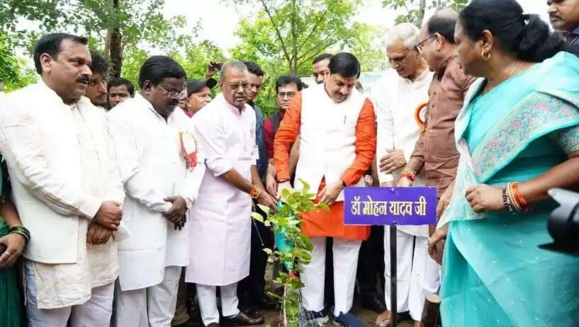 मुख्यमंत्री मोहन यादव ने भोपाल में पौधारोपण कार्यक्रम में भाग लिया