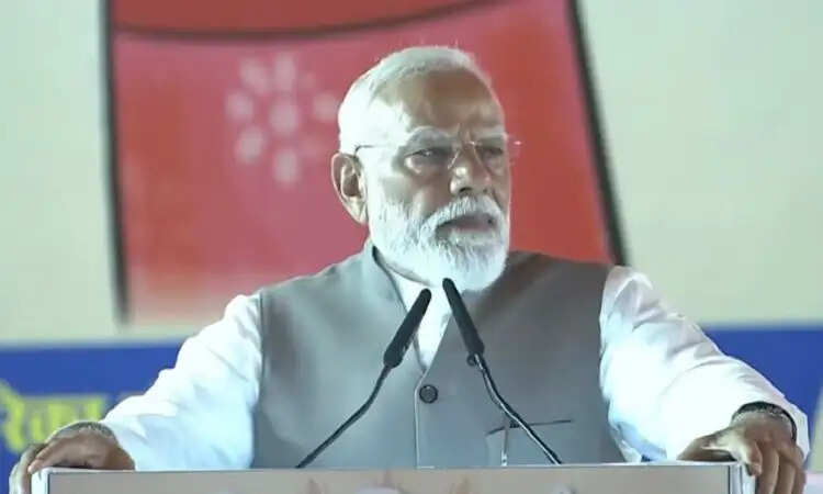 प्रधानमंत्री मोदी ने वाराणसी में महिला सम्मेलन में नारी शक्ति का किया सम्मान