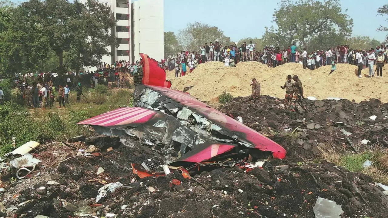 अहमदाबाद विमान दुर्घटना: सेल्फी लेने की प्रवृत्ति पर उठे सवाल