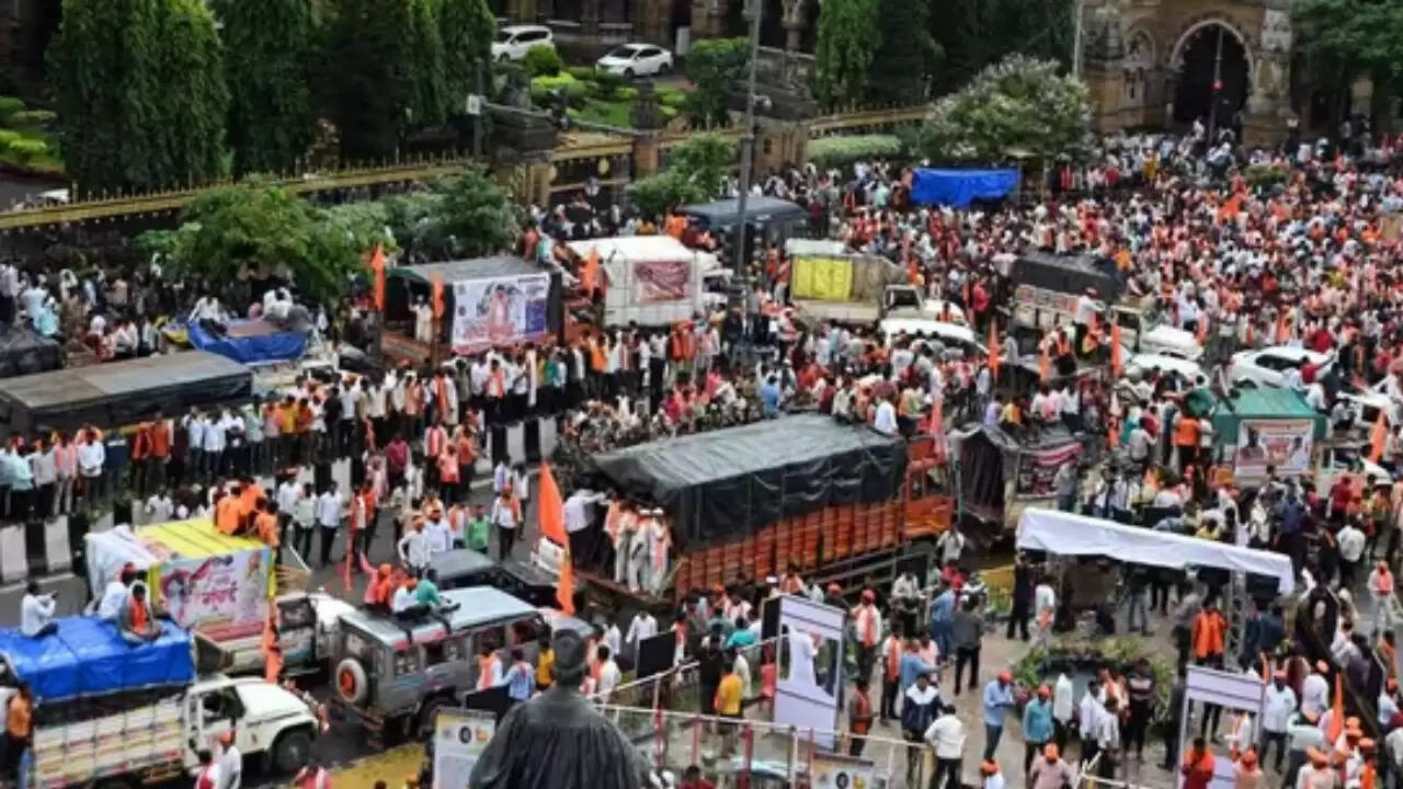 मुंबई में मराठा आरक्षण के लिए प्रदर्शन, ट्रैफिक प्रभावित