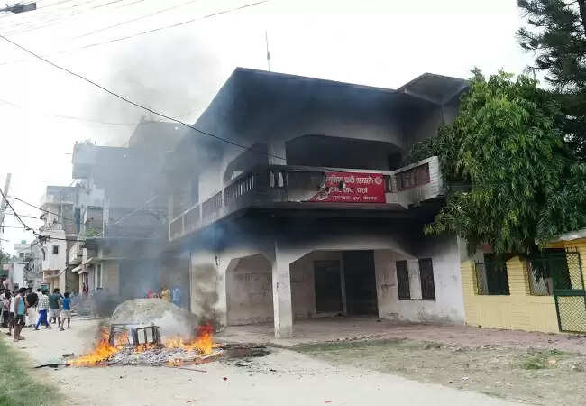नेपाल में विरोध प्रदर्शनों का उग्र रूप, सांसदों ने दिया सामूहिक इस्तीफा