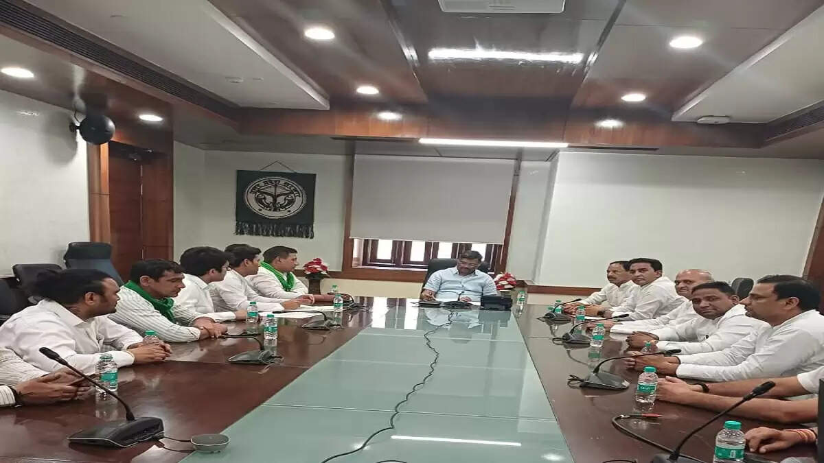 ग्रेटर नोएडा के किसानों में बढ़ता रोष, हाई पावर कमेटी की सिफारिशों का इंतजार