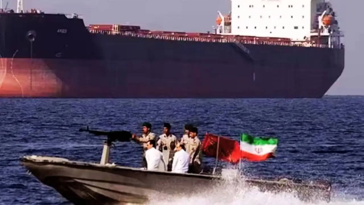 ईरान में सत्ता संघर्ष: होर्मुज जलडमरूमध्य में भारतीय जहाज पर फायरिंग का रहस्य