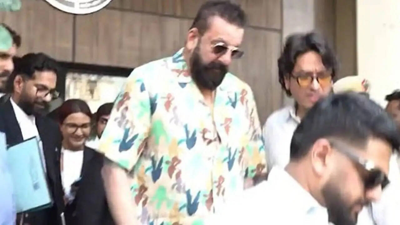 संजय दत्त ने राष्ट्रीय महिला आयोग के समक्ष पेश होकर गाने पर दी सफाई