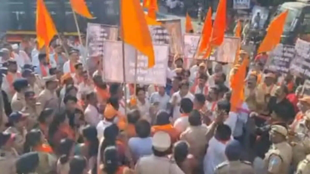 मुंबई के दुर्गाड़ी किले में बकरीद पर विवाद, शिवसैनिकों ने किया विरोध प्रदर्शन